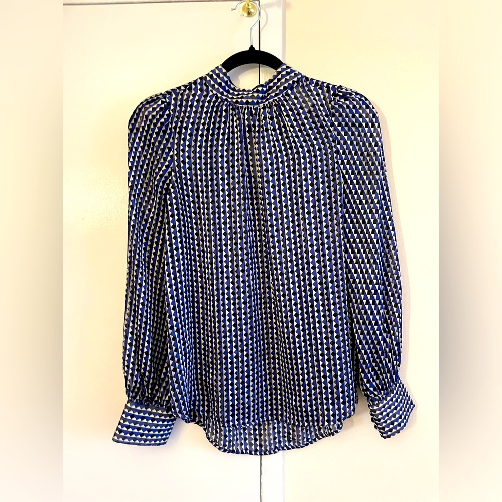 H&M Blouse. Size XS. Lightweight material.